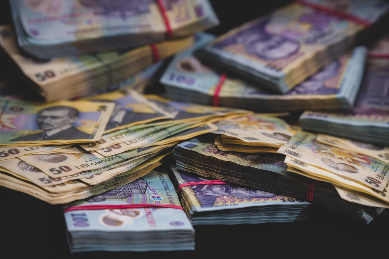 Foreign currency in bands and various denominations